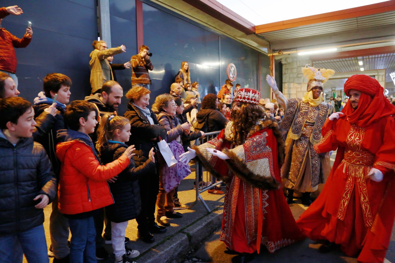Los Reyes Magos, a su llegada en tren a Irun. 
