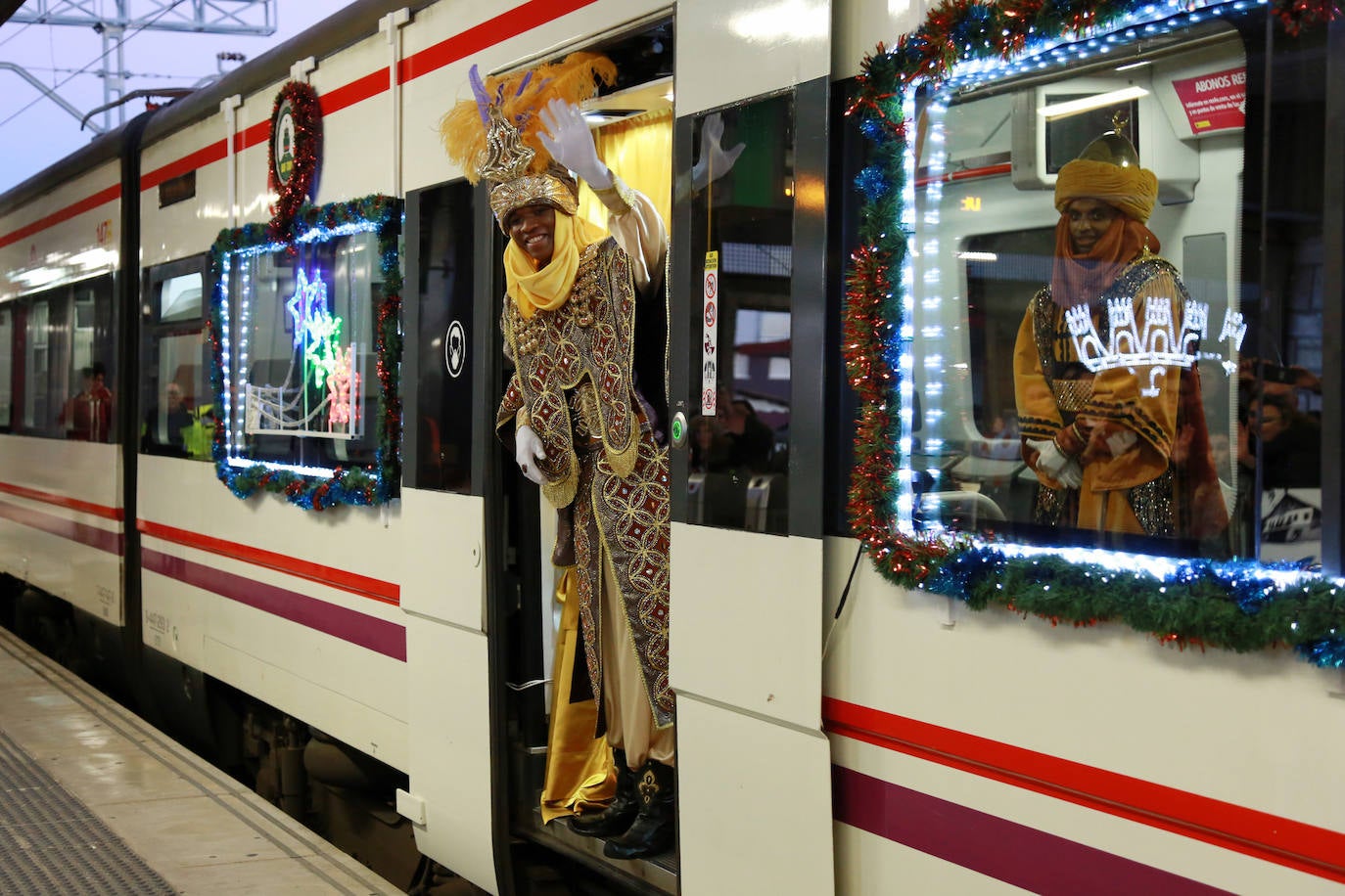 Los Reyes Magos, a su llegada en tren a Irun. 