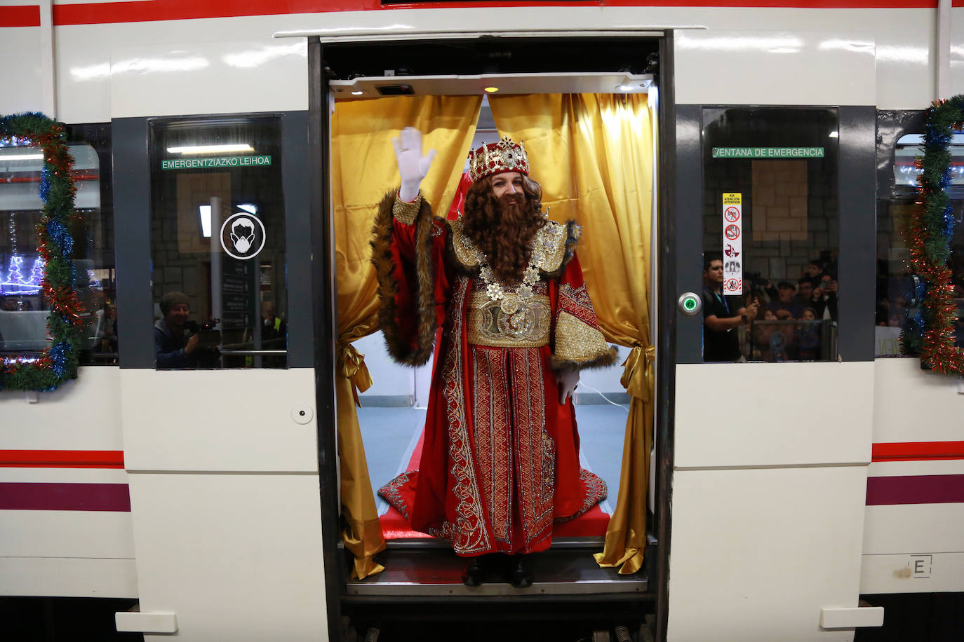 Los Reyes Magos, a su llegada en tren a Irun. 