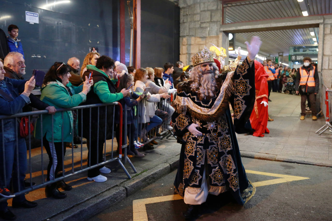 Los Reyes Magos, a su llegada en tren a Irun. 