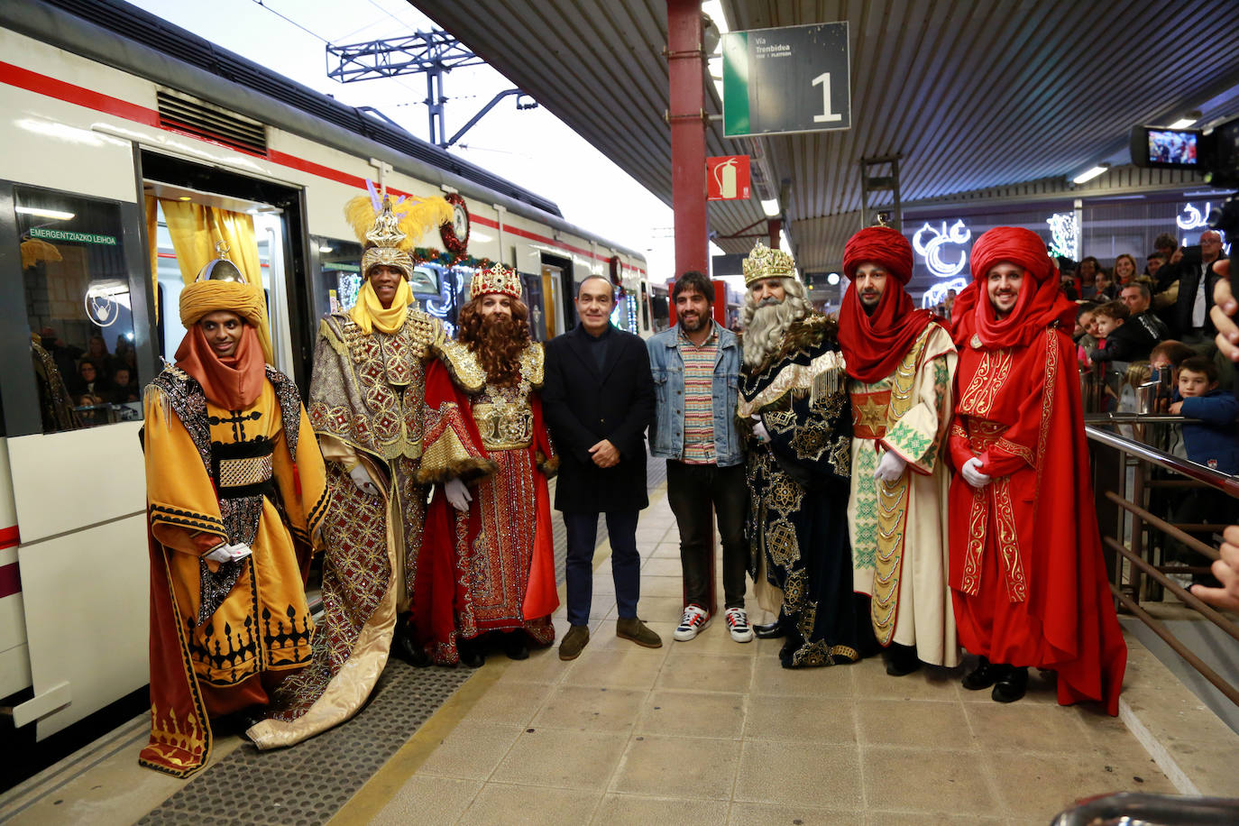 Los Reyes Magos, a su llegada en tren a Irun. 
