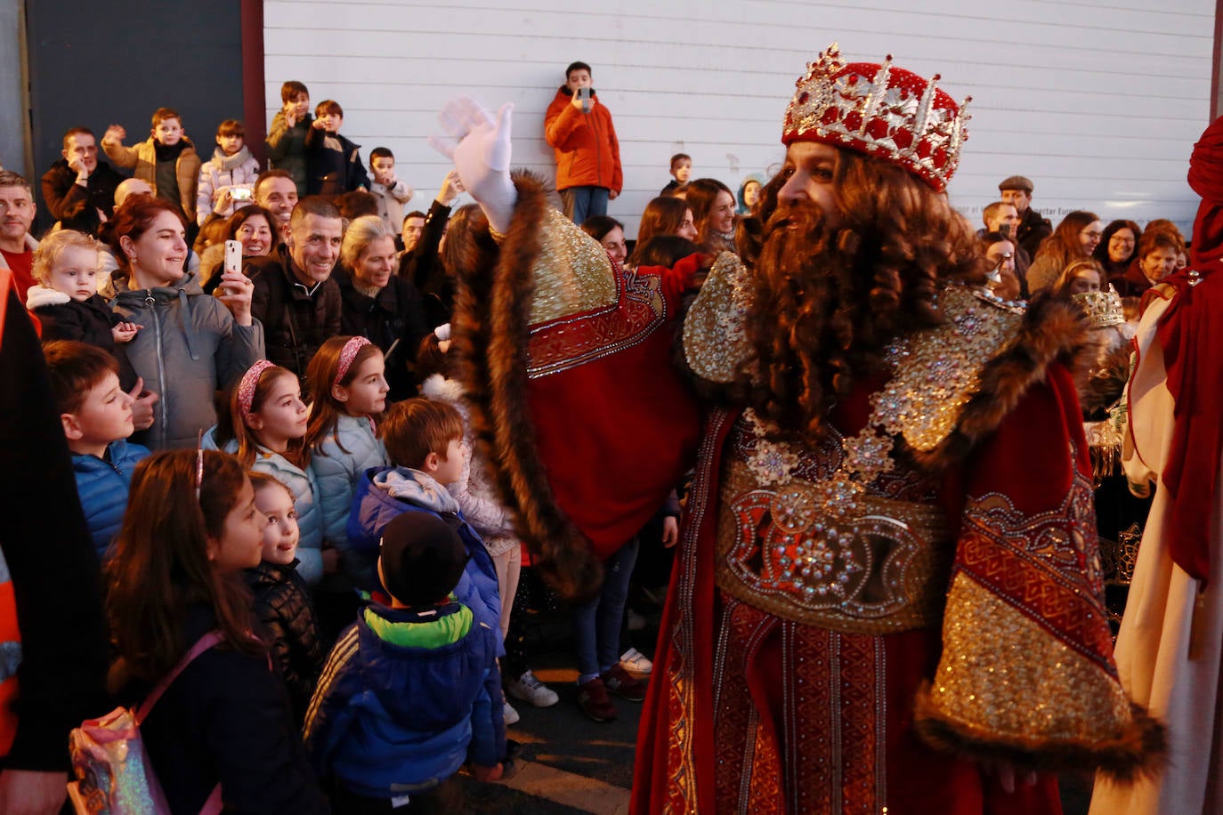 Los Reyes Magos, a su llegada en tren a Irun. 