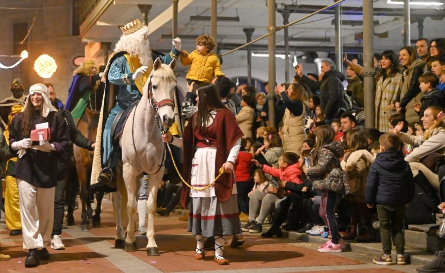 Los Reyes Magos durante la cabalgata en Tolosa. 