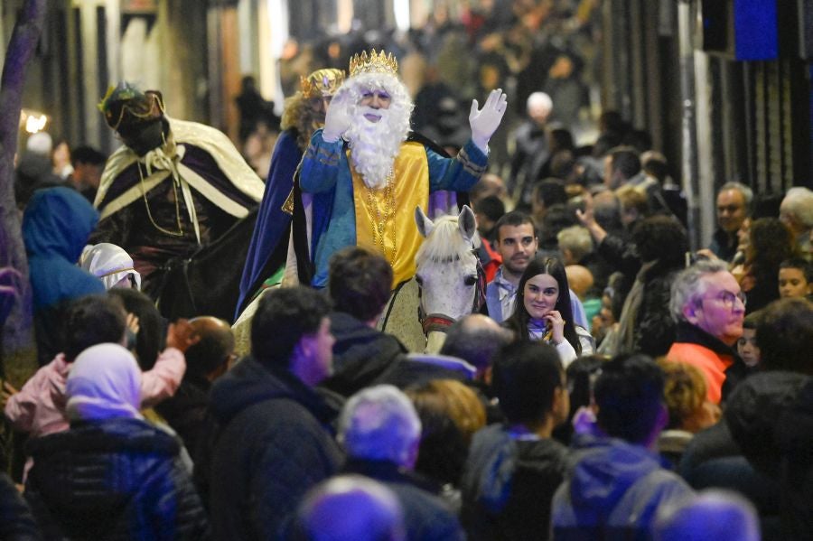 Los Reyes Magos durante la cabalgata en Tolosa. 