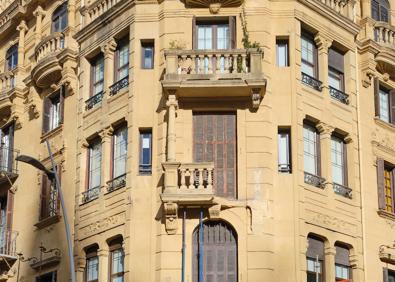 Imagen secundaria 1 - Imágenes de la fachada del edificio.