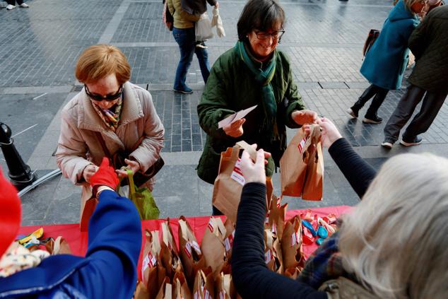Fotos: Cáritas reparte el &#039;Roscón Solidario&#039;