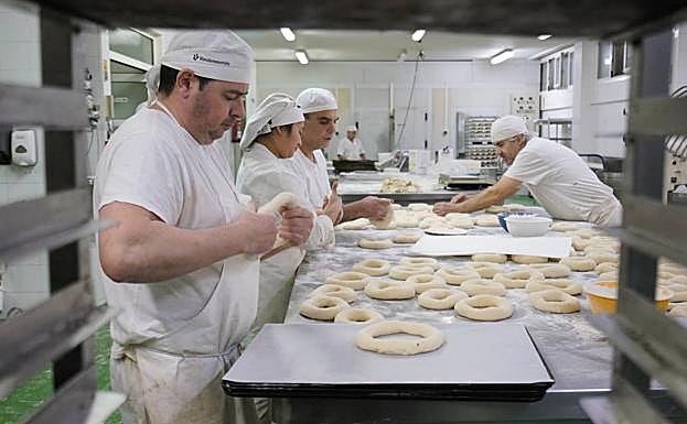 El trabajo en el obrador de Otaegui arranca estos días a las once de la noche y se prolonga durante unas 12-13 horas para hacer cientos de roscos.
