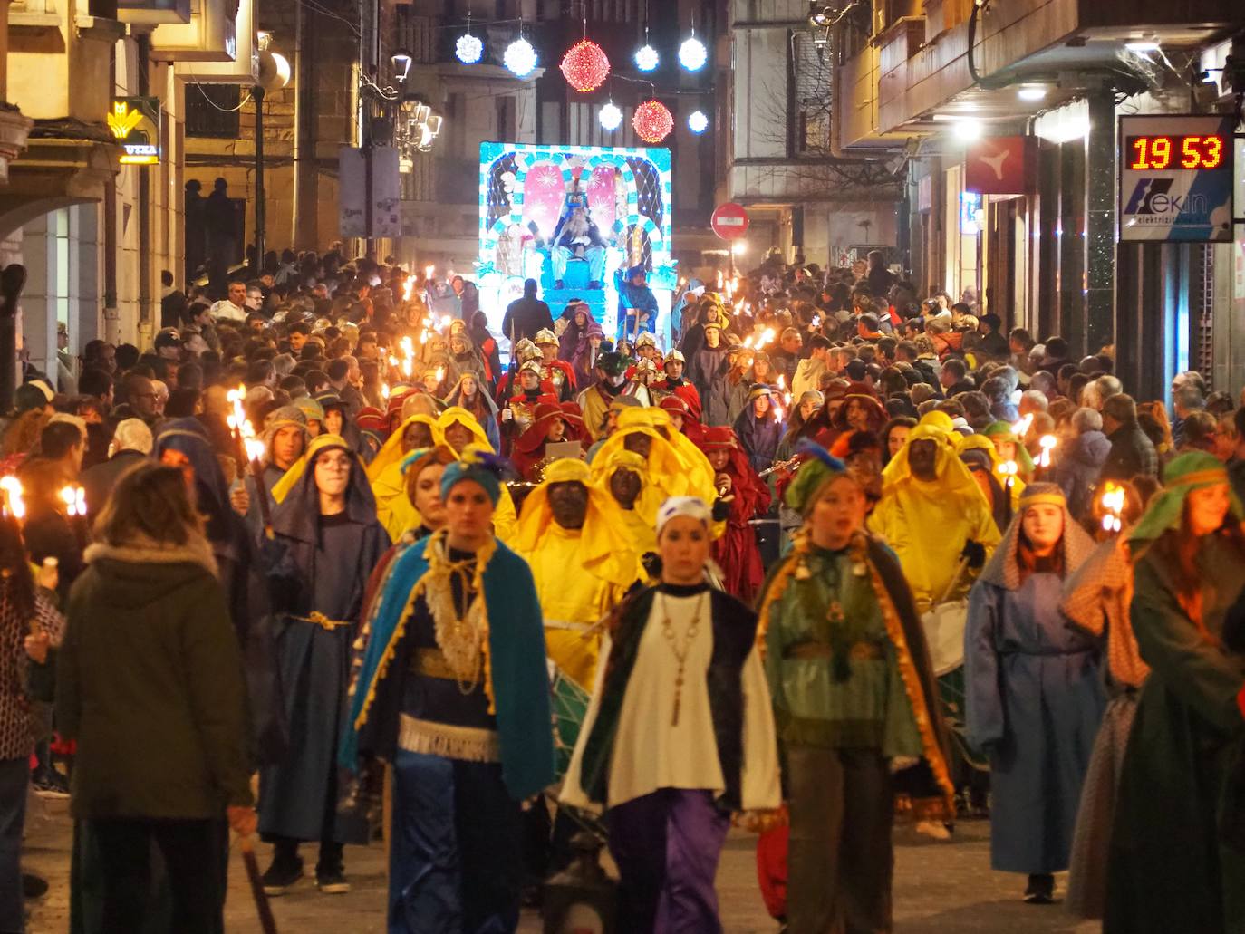 Fotos: Los Reyes reparten ilusión en Urola Kosta