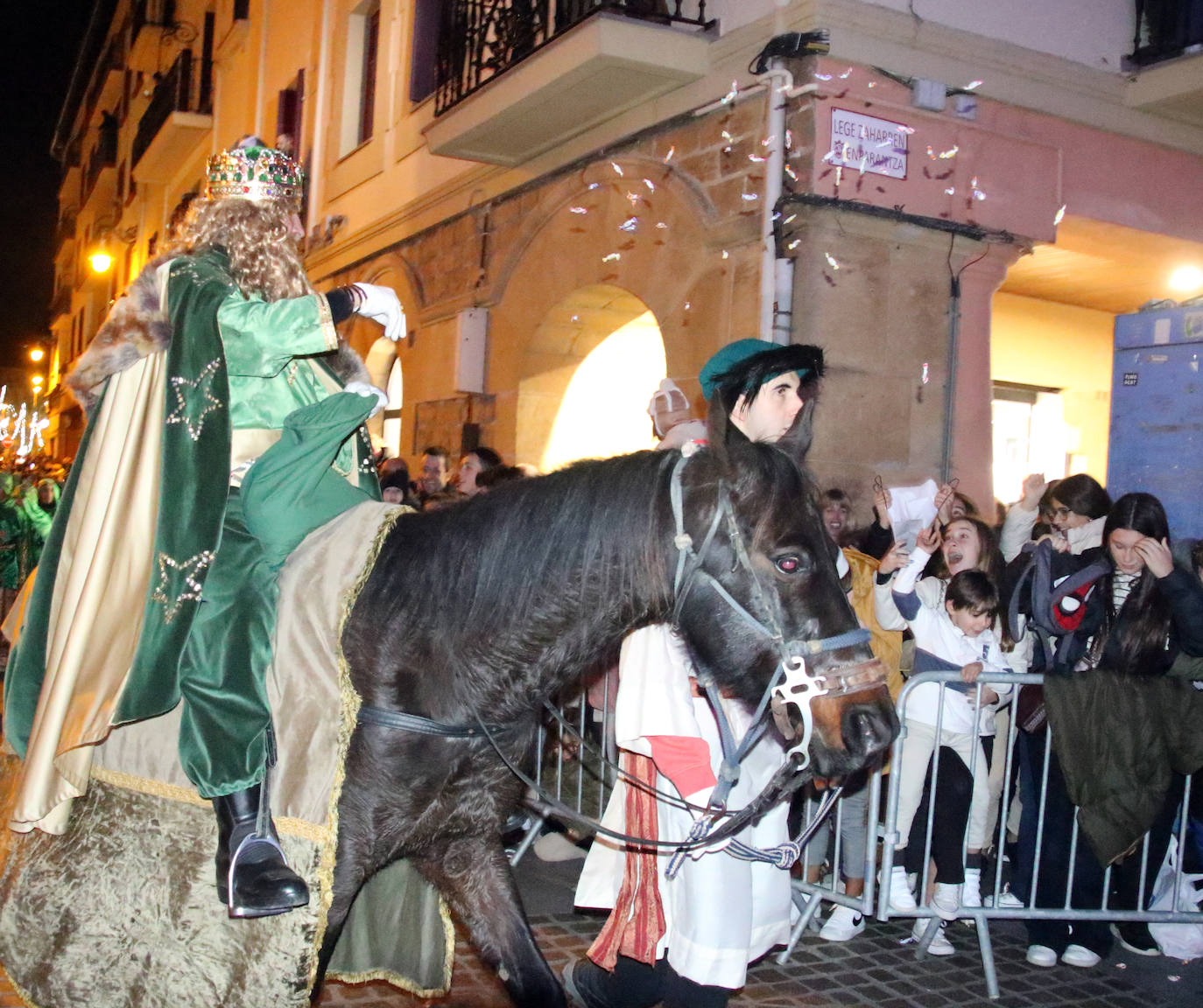 Fotos: Los Reyes reparten ilusión en Urola Kosta
