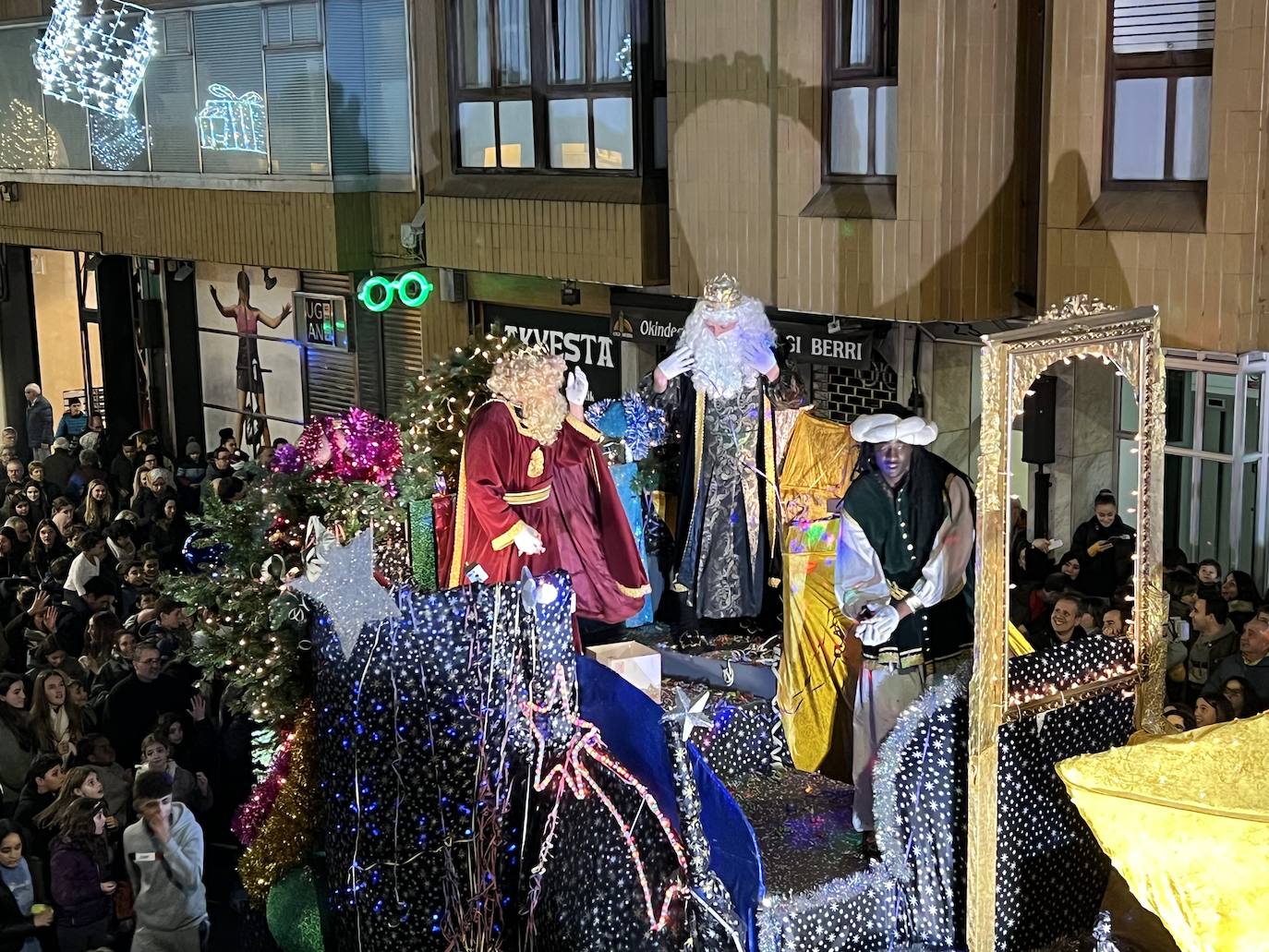 Fotos: La fiesta de los Reyes Magos trae toda su magia a Eibar