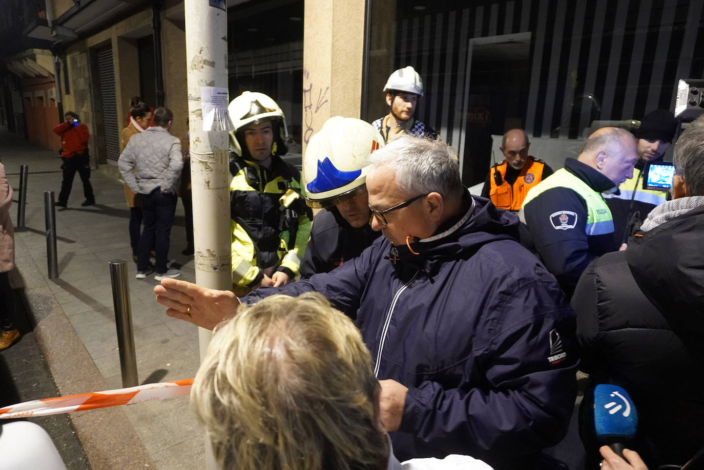 Fotos: Desalojan a 20 familias en Pasai Antxo