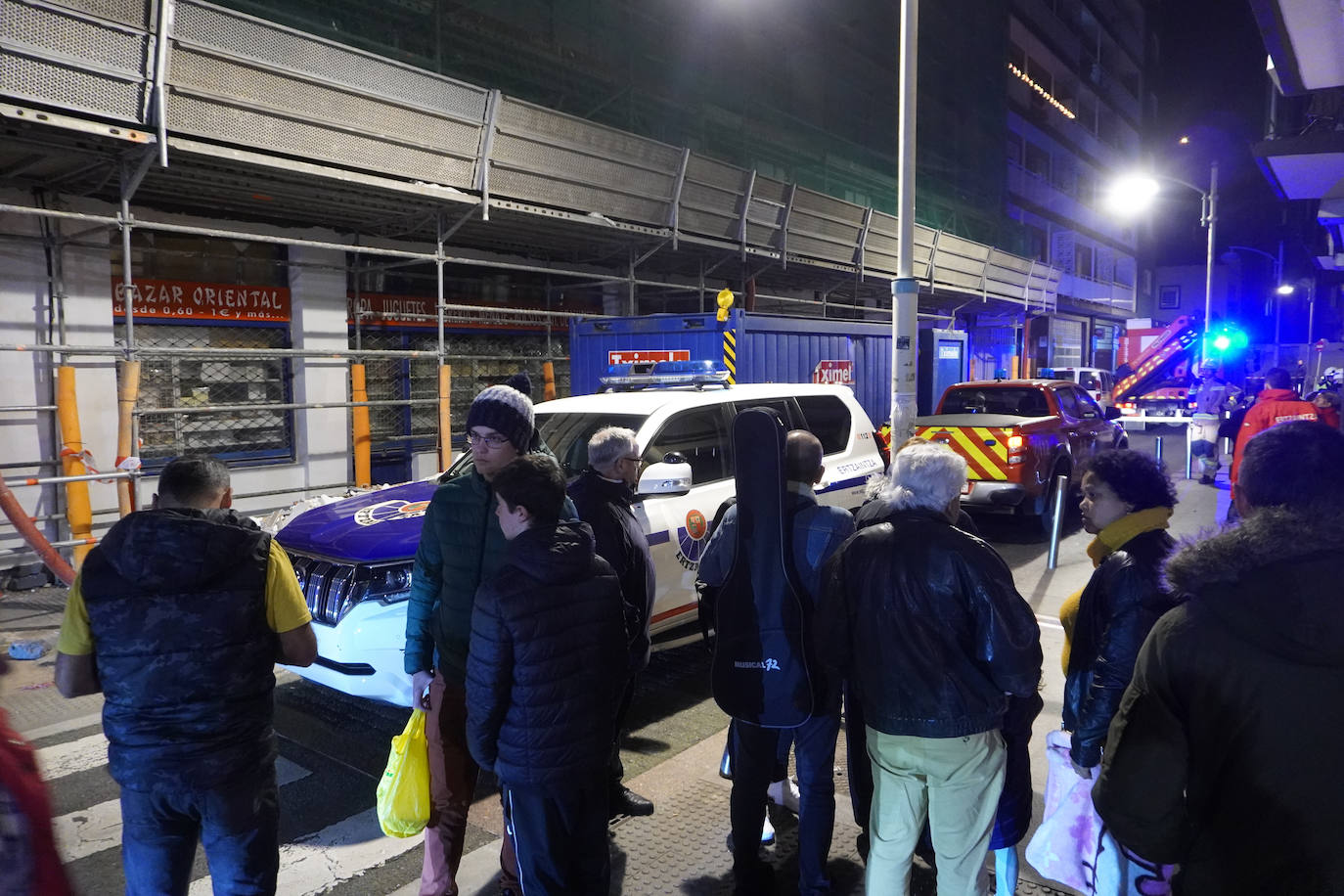 Fotos: Desalojan a 20 familias en Pasai Antxo