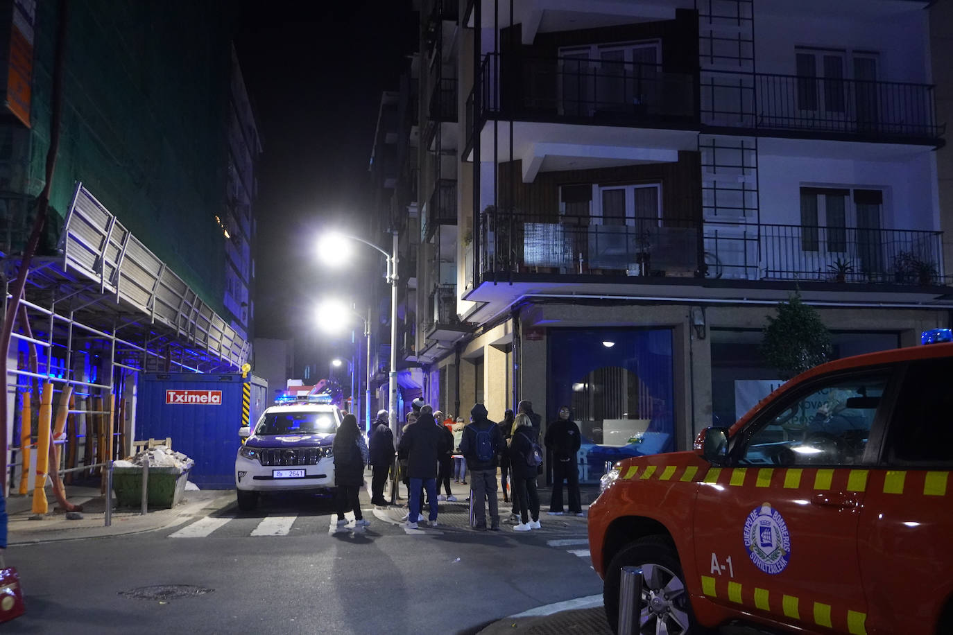 Fotos: Desalojan a 20 familias en Pasai Antxo