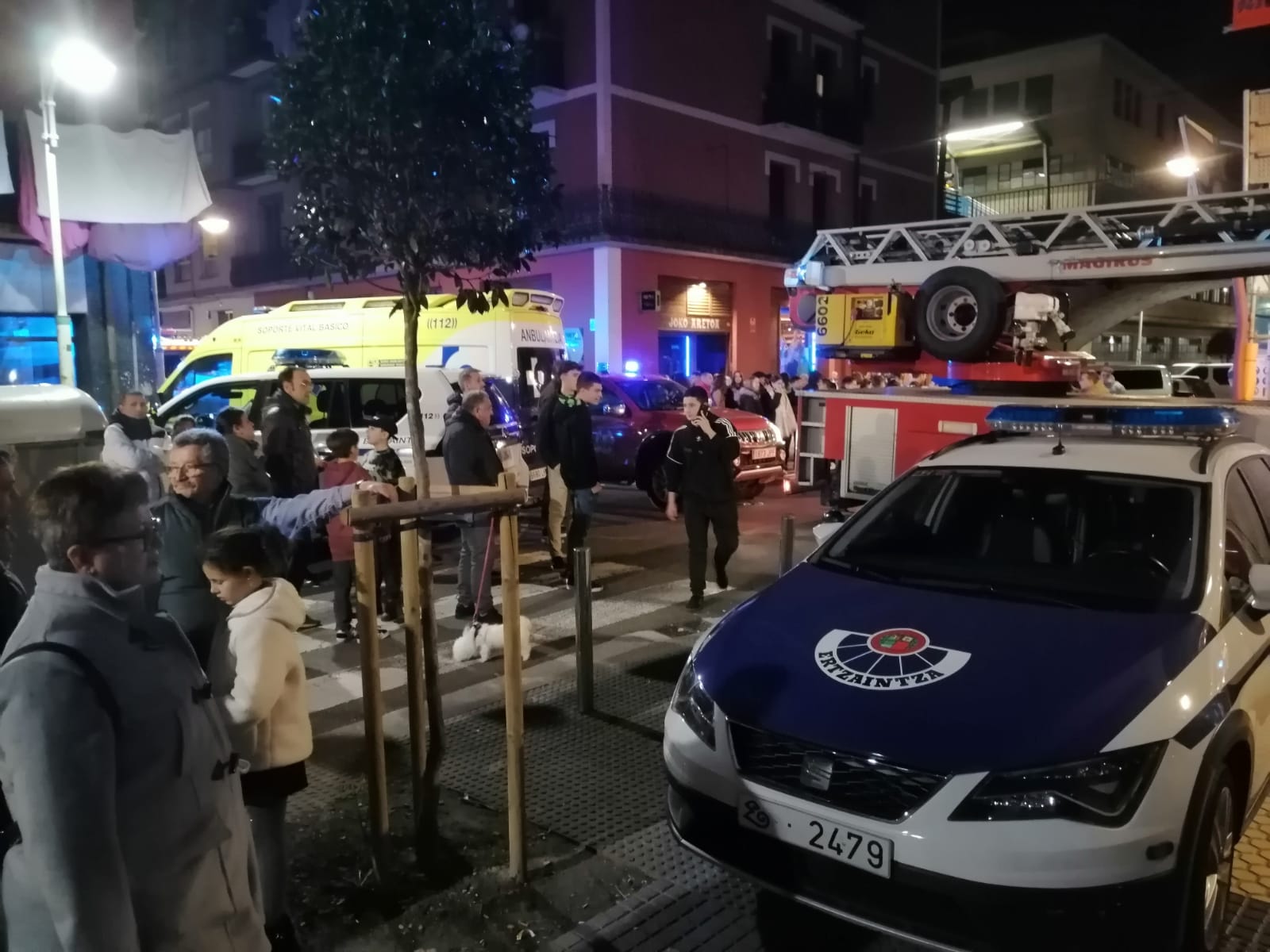 Fotos: Desalojan a 20 familias en Pasai Antxo