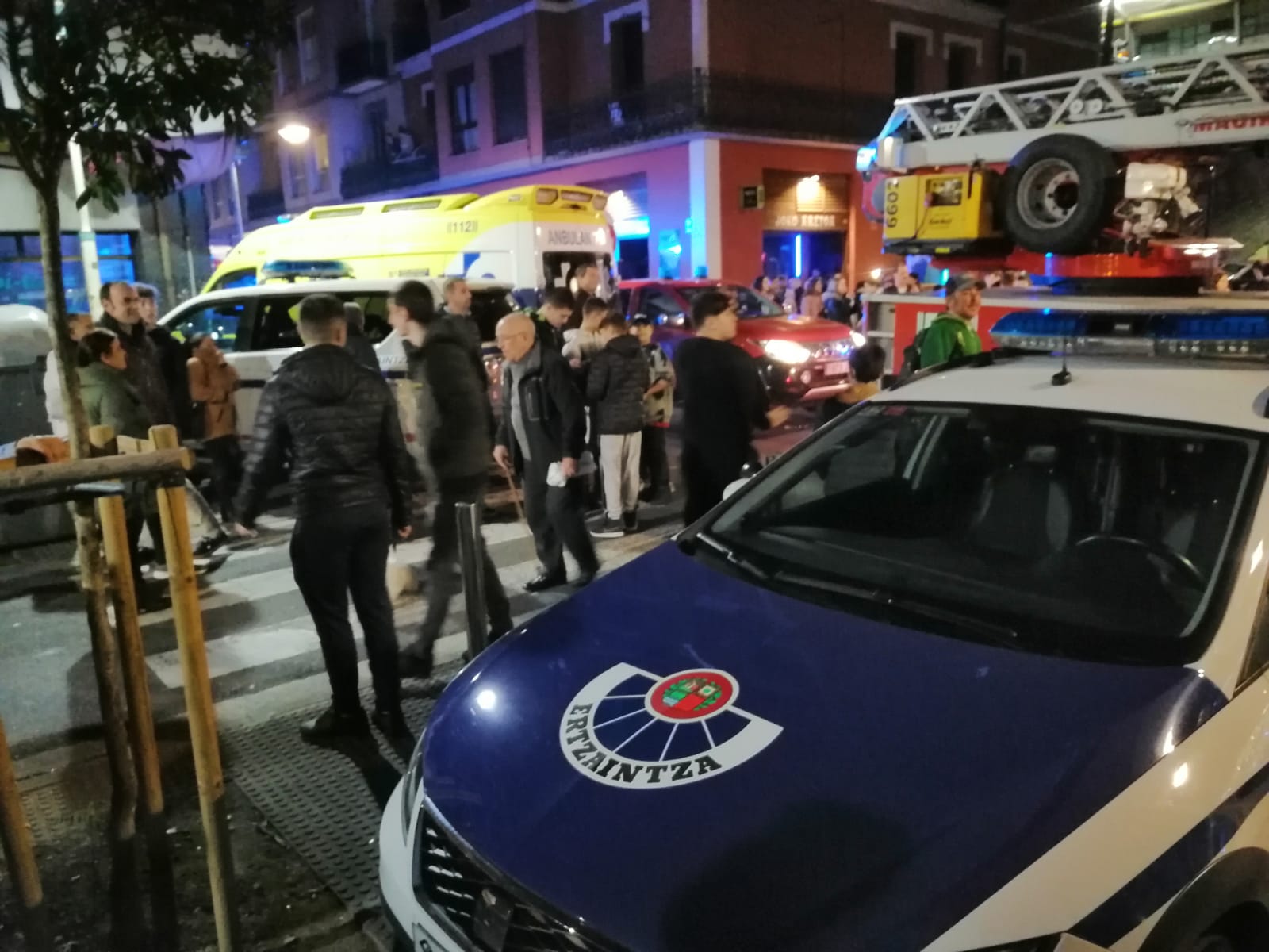 Fotos: Desalojan a 20 familias en Pasai Antxo