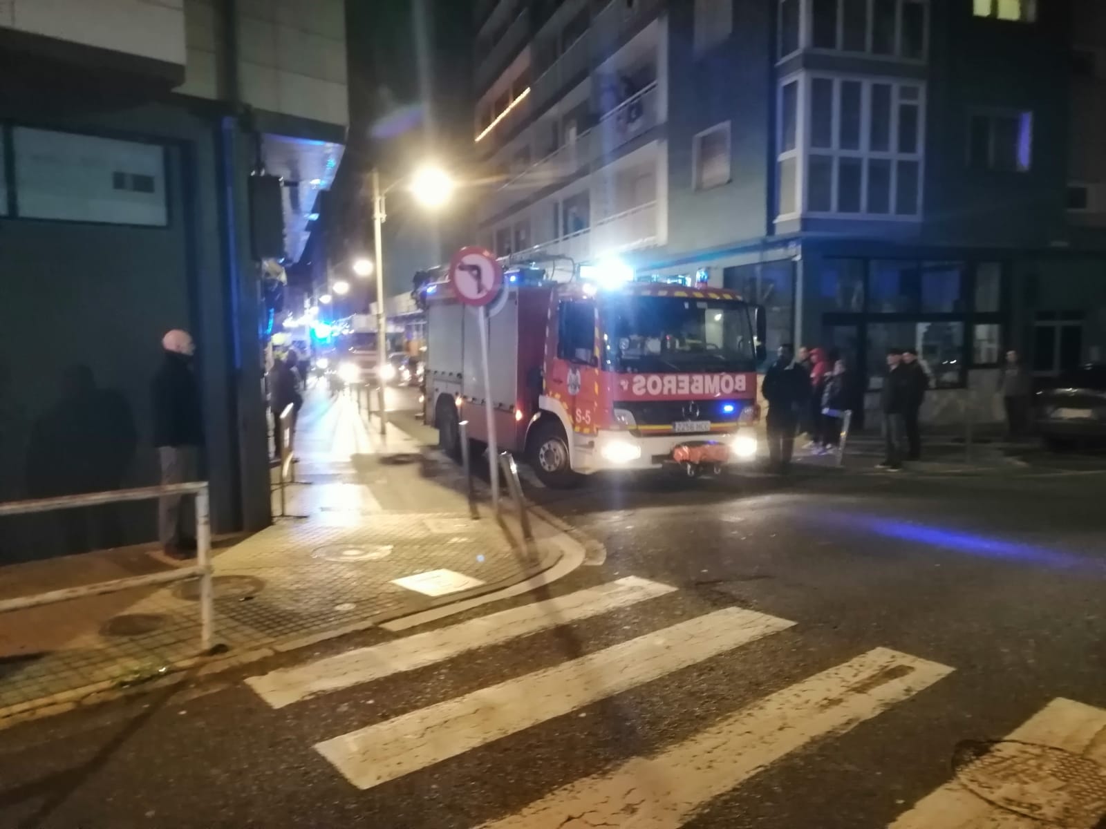 Fotos: Desalojan a 20 familias en Pasai Antxo