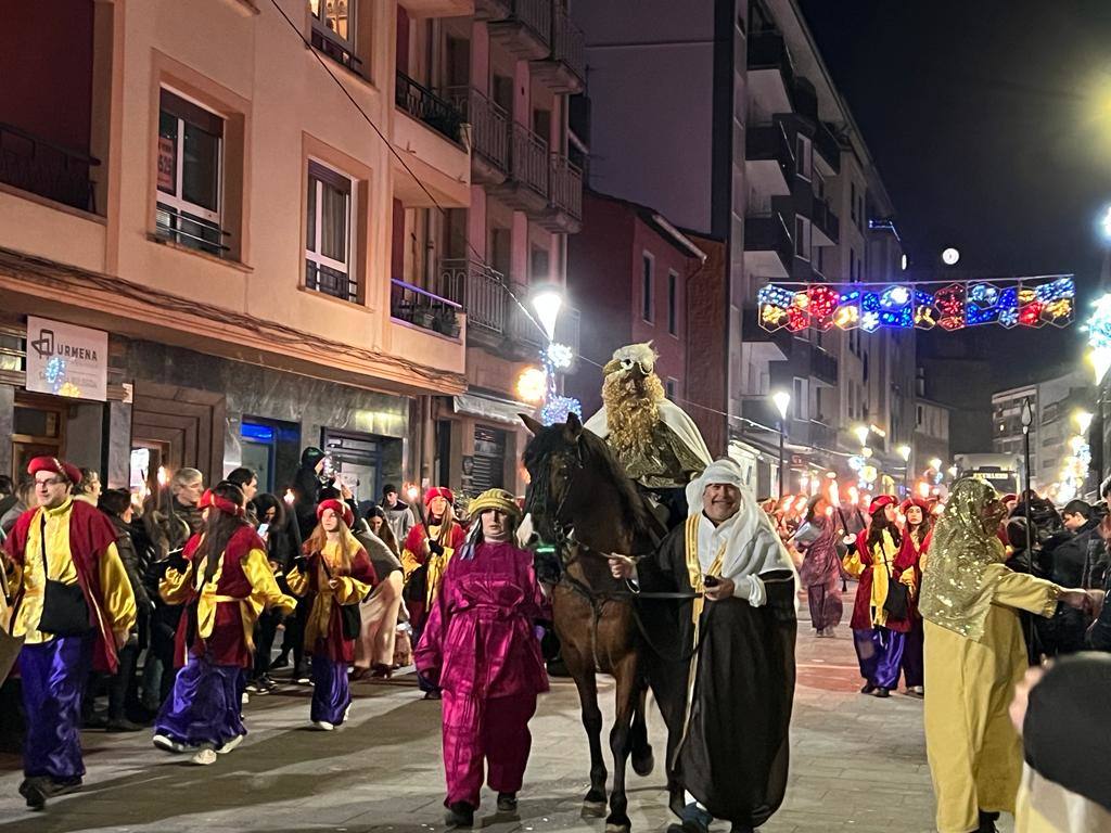 Fotos: Los Reyes reparten ilusión en Alto Urola