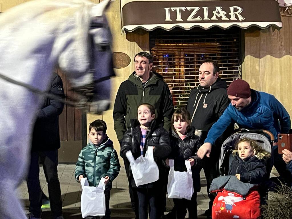 Fotos: Los Reyes reparten ilusión en Alto Urola