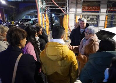 Imagen secundaria 1 - Crisma y Babú entraron a por sus dos tortugas. La alcaldesa de Pasaia, Izaskun Gómez, se dirige a los vecinos afectados. A Isabel, le preocupaba cuándo podrá volver a su casa y cómo la encontrará.