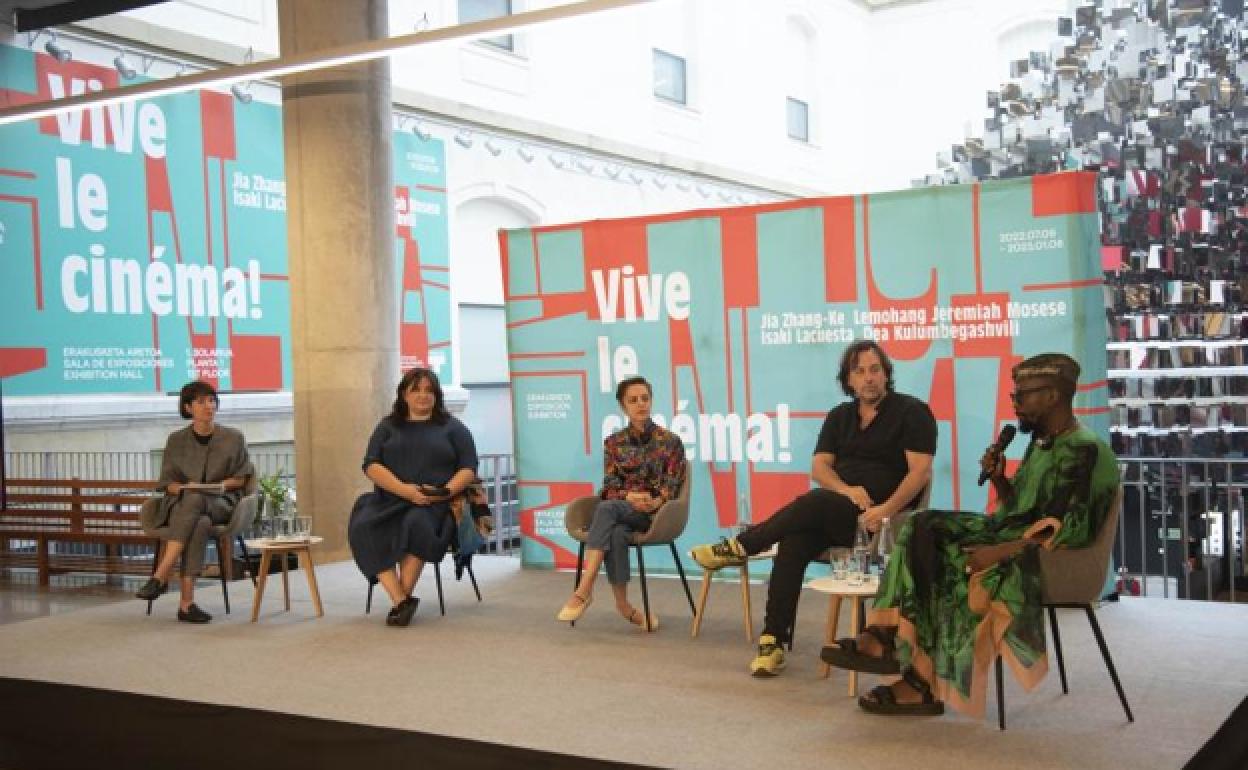 Maialen Beloki, Clara Montero, Dea Kulumbegashivili, Isaki Lacuesta eta Lemohang Jeremiah Mosese, zikloaren aurkezpenean. 