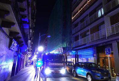 Imagen secundaria 1 - Desalojan a 42 vecinos en Pasai Antxo tras reventar una viga maestra de la estructura de un edificio