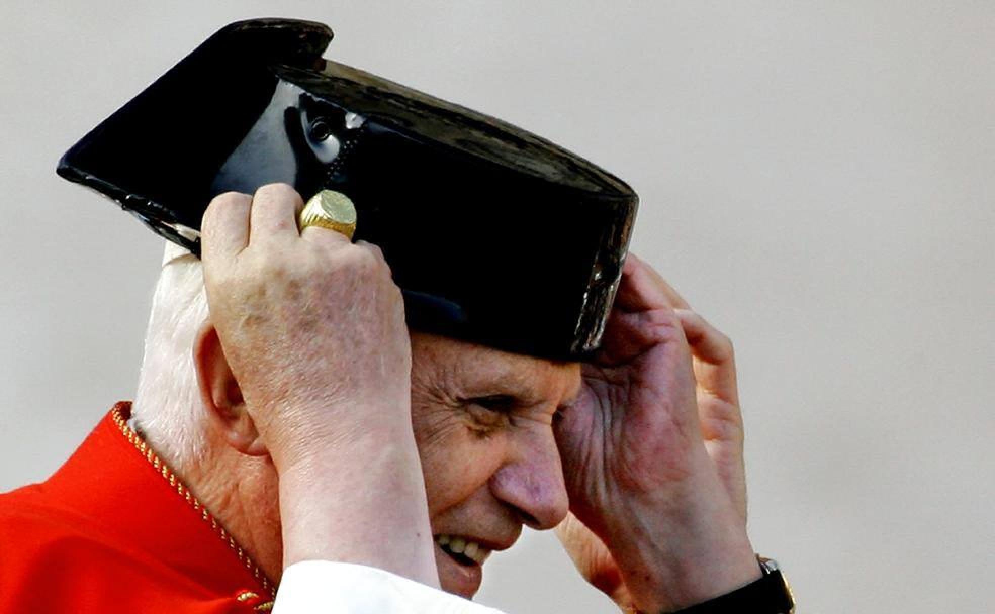 El Papa Benedicto XVI se cala un tricornio de la Guardia Civil durante una audiencia celebrada en la Plaza de San Pedro en 2005. 