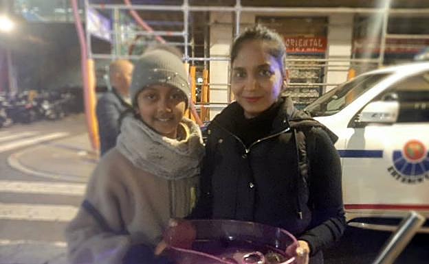 Imagen principal - Crisma y Babú entraron a por sus dos tortugas. La alcaldesa de Pasaia, Izaskun Gómez, se dirige a los vecinos afectados. A Isabel, le preocupaba cuándo podrá volver a su casa y cómo la encontrará.