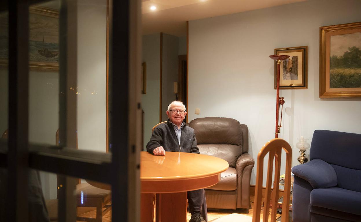 Antonio Iriarte es uno de los miles de mayores guipuzcoanos que viven solos. 