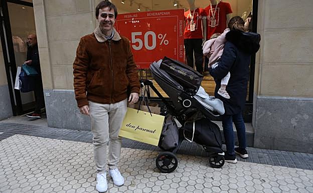 Unai Auzmendi y su familia se dirigen a hacer varias devoluciones. 