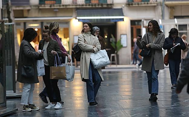 Primera día de rebajas en el centro de Donostia. 