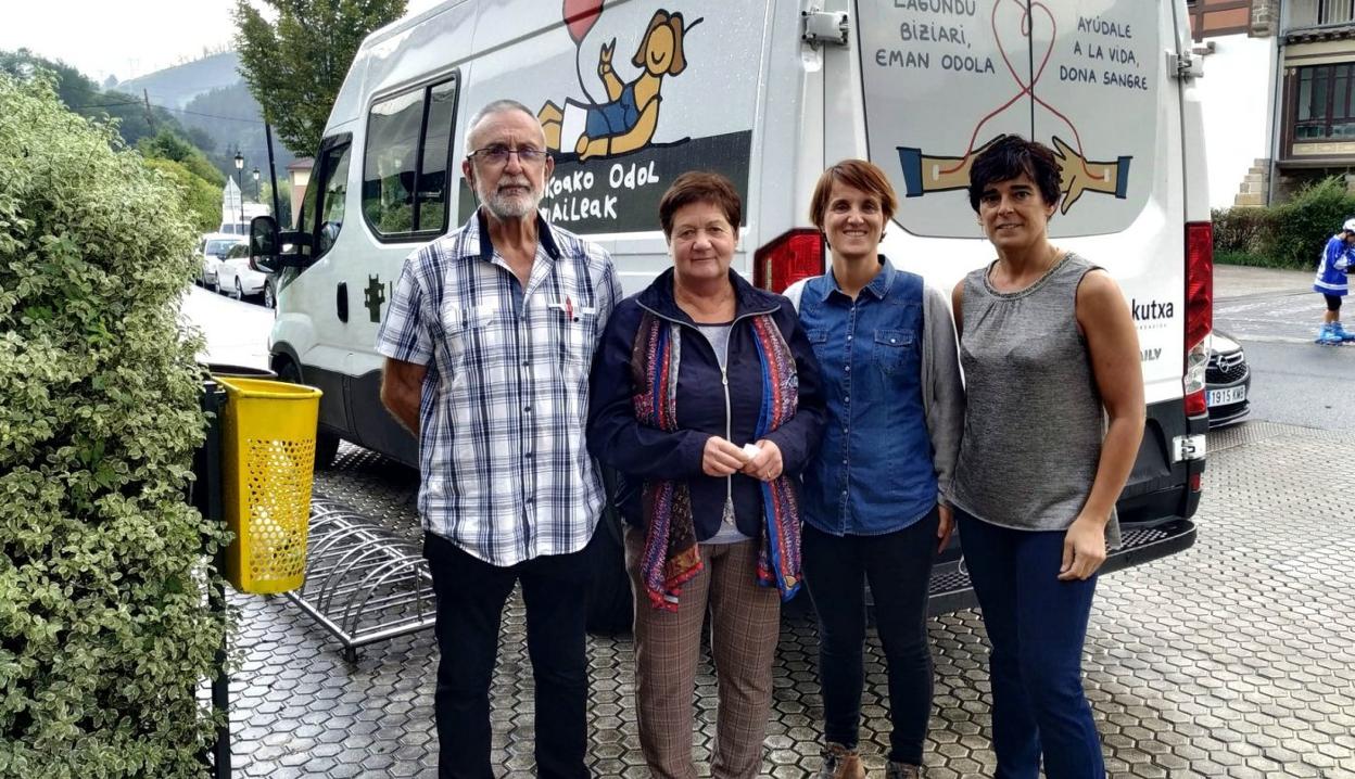 Responsables actuales de la delegación de donantes junto a los anteriores en la toma de relevo en 2021.