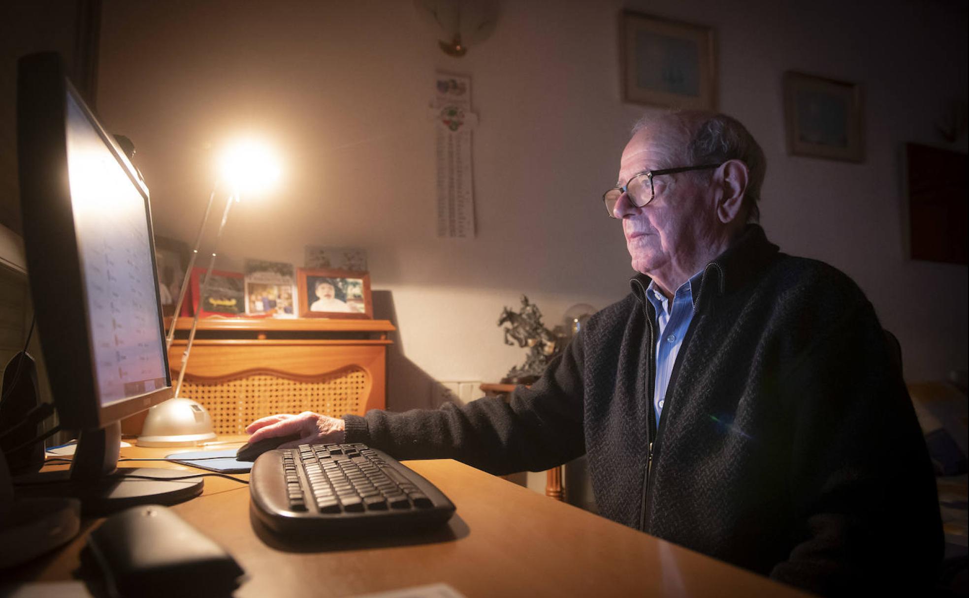 Antonio Iriarte, en su casa de Amara, desde donde viaja por el mundo con internet. «Me siento solo», admite.