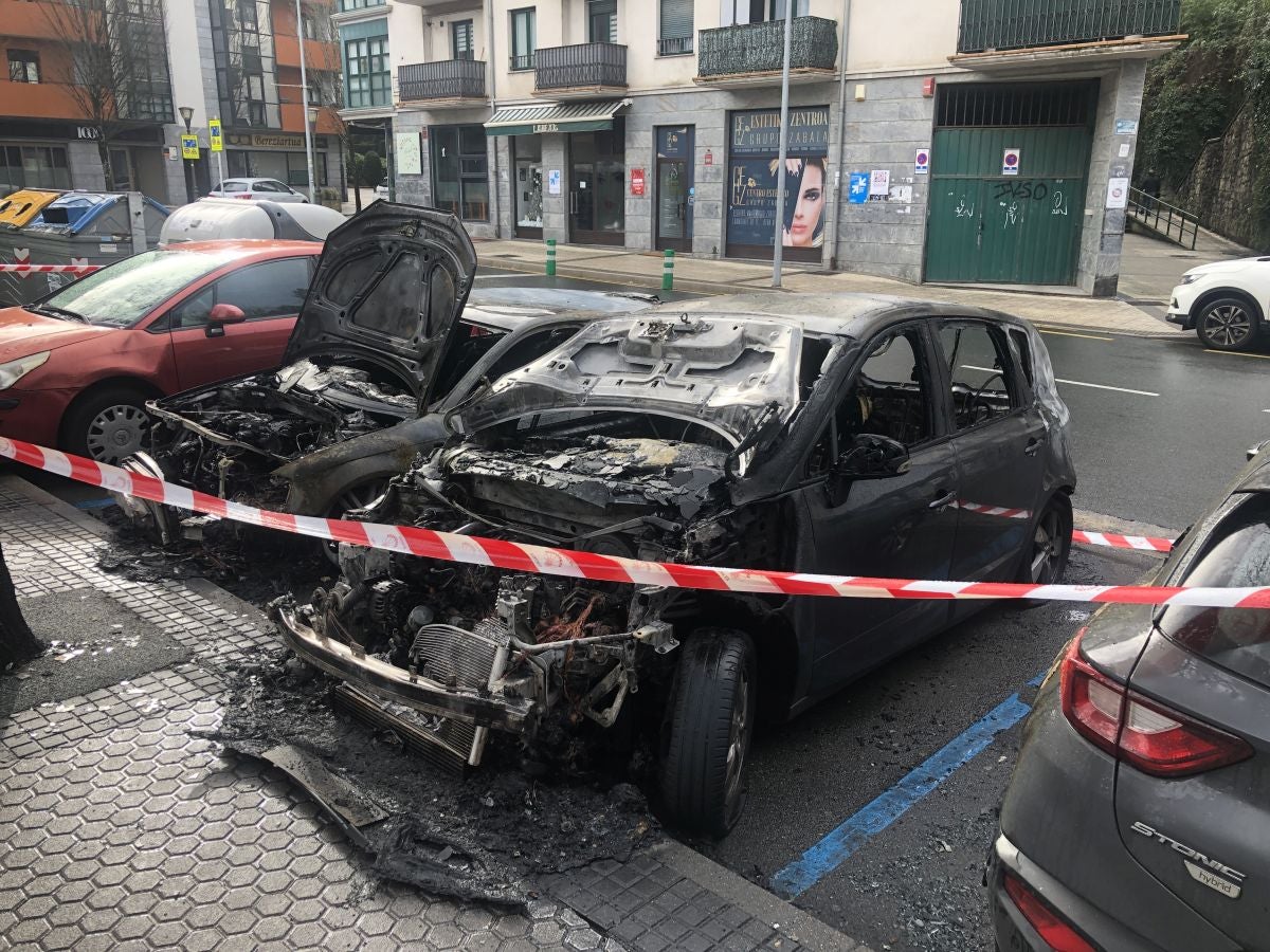 Fotos: Un incendio en un coche en Astigarraga causa daños en otros cuatro vehículos