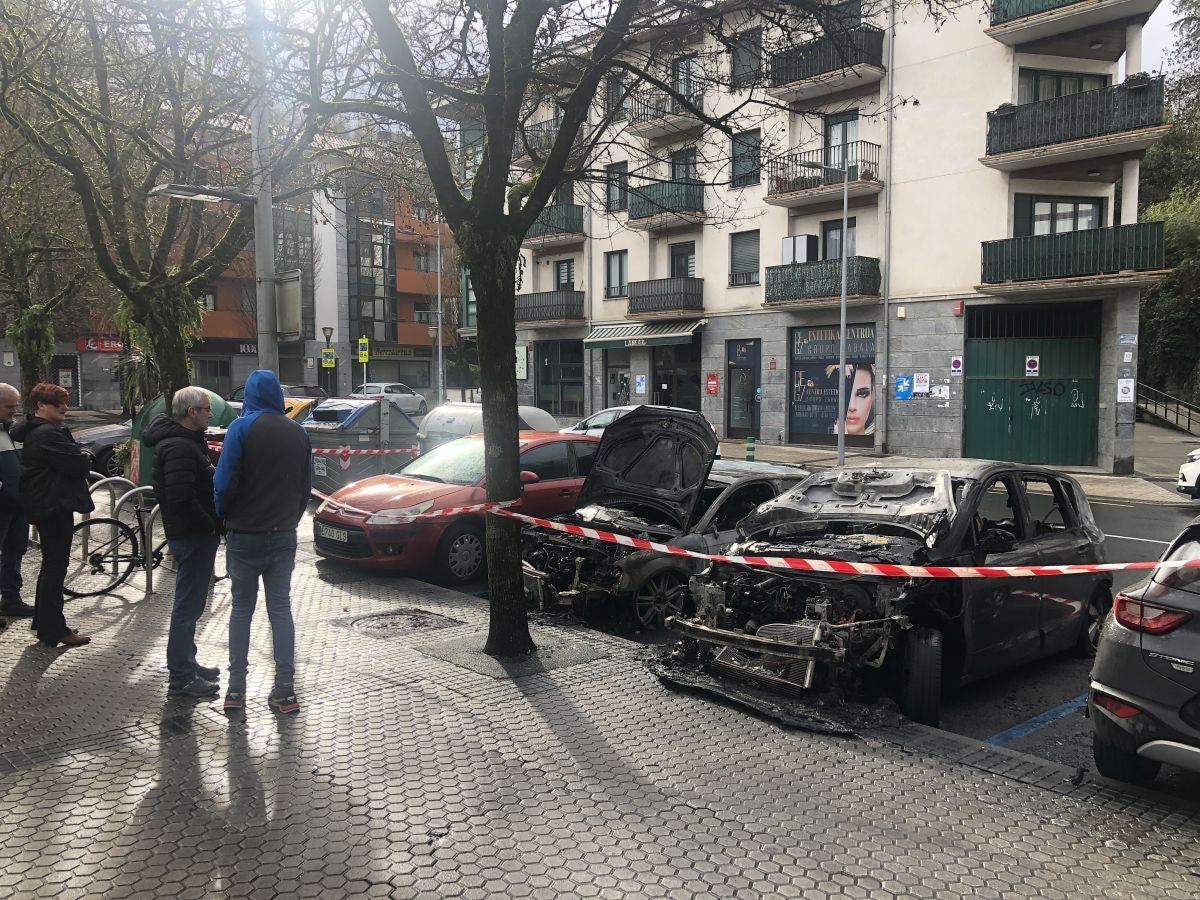 Fotos: Un incendio en un coche en Astigarraga causa daños en otros cuatro vehículos