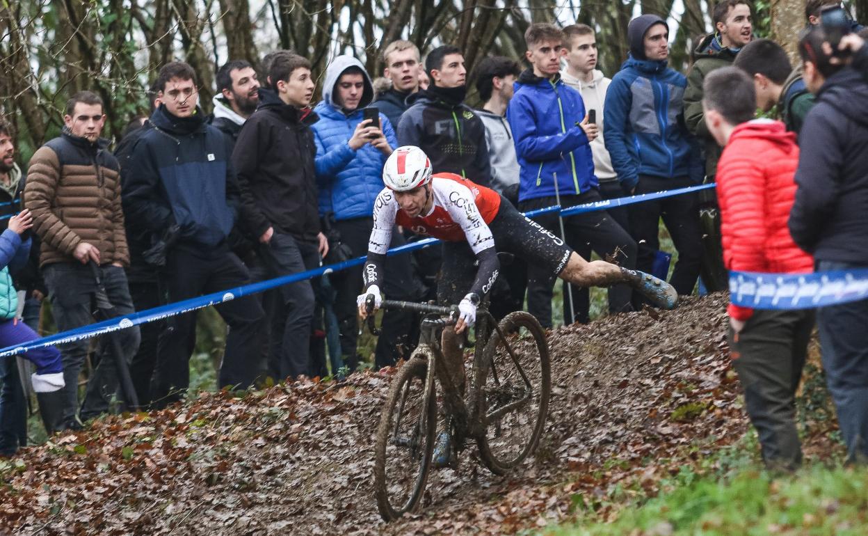 Jonathan Lastra mantiene el equilibrio sobre el barro. 