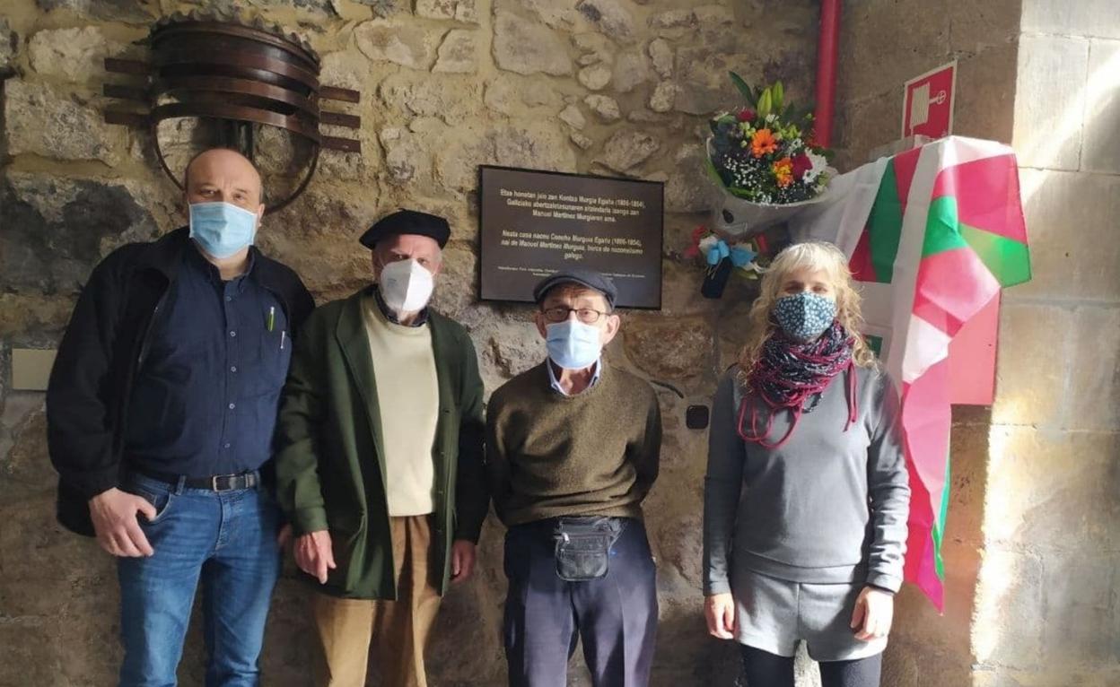 Los integrantes de la asociación Fato Cultural, Filipe Domínguez, Xosé Estévez y Manoel Irixoa, junto a la concejala Josune Cousillas, en 2021.