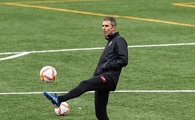 Gaizka Garitano dirige un entrenamiento. 