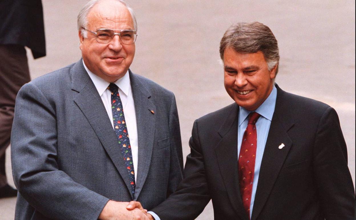 El presidente Felipe González saluda en 1995 a Helmut Kohl, entonces canciller alemán.