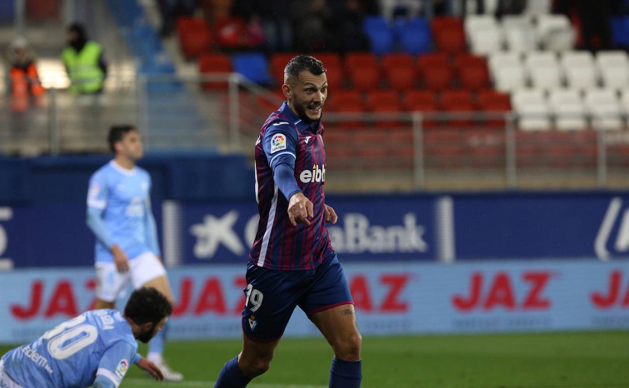 Stoichkov celebra el gol de la victoria ante el Ibiza. 