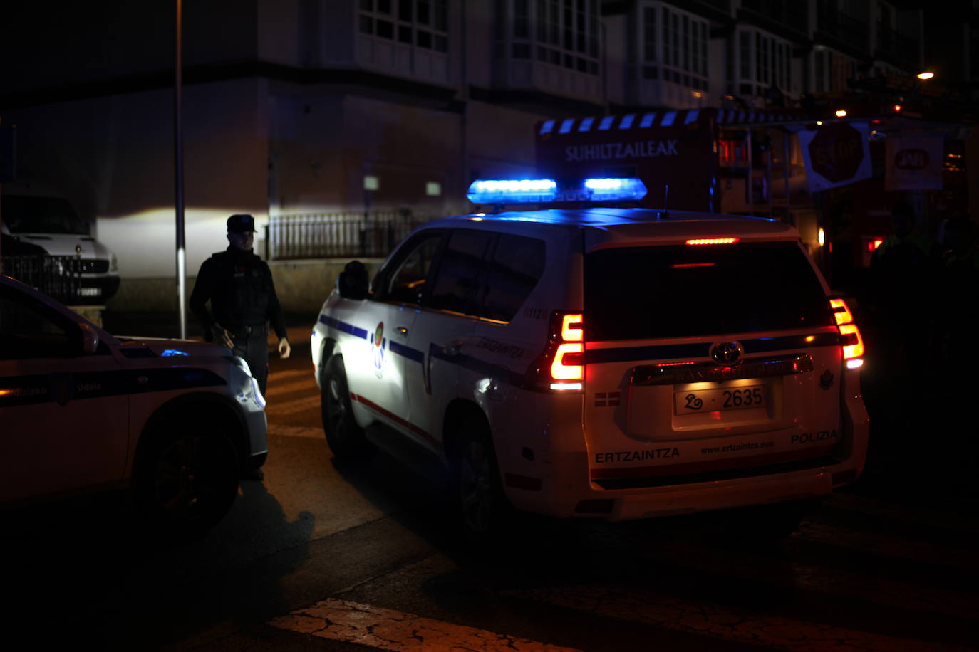 Fotos: Siete hospitalizados y varios atendidos tras un escape de cloro en el polideportivo de Ordizia