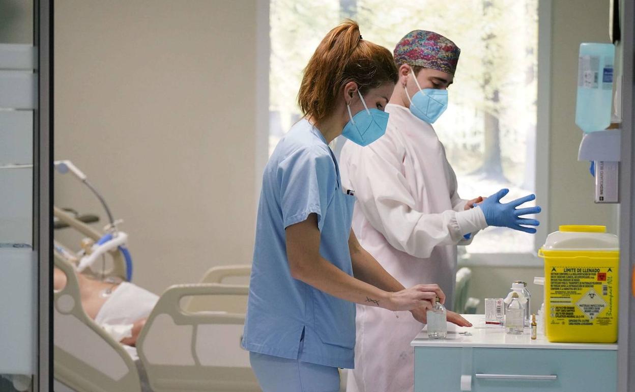 Dos sanitarios del Hospital Donostia atienden a un paciente con coronavirus. 