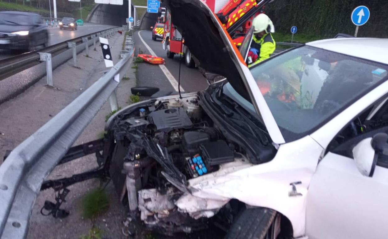 Una persona ha tenido que ser rescatada por los Bomberos en la salida de Hernani, en la A-15 