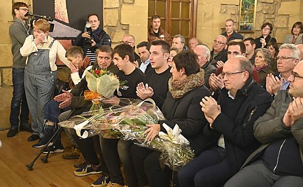 Imagen principal - Homenaje a José Ignacio Iruretagoiena, asesinado por ETA en 1998: «Aita, llevo 25 años intentando recordar algún gesto tuyo y no puedo. No sabes cuánto duele»
