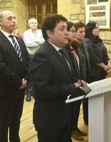 Imagen secundaria 2 - Homenaje a José Ignacio Iruretagoiena, asesinado por ETA en 1998: «Aita, llevo 25 años intentando recordar algún gesto tuyo y no puedo. No sabes cuánto duele»