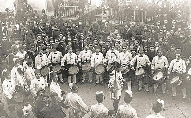 La tamborrada de Donosti Zarra, tocando en las calles del Antiguo el día de San Sebastián de 1919.