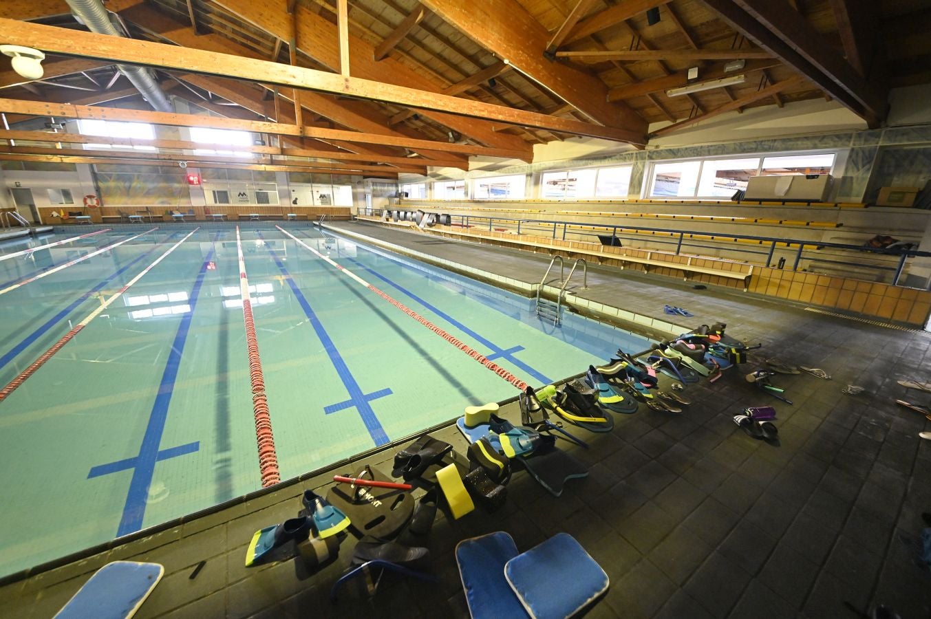 Fotos: Siete hospitalizados y varios atendidos tras un escape de cloro en el polideportivo de Ordizia