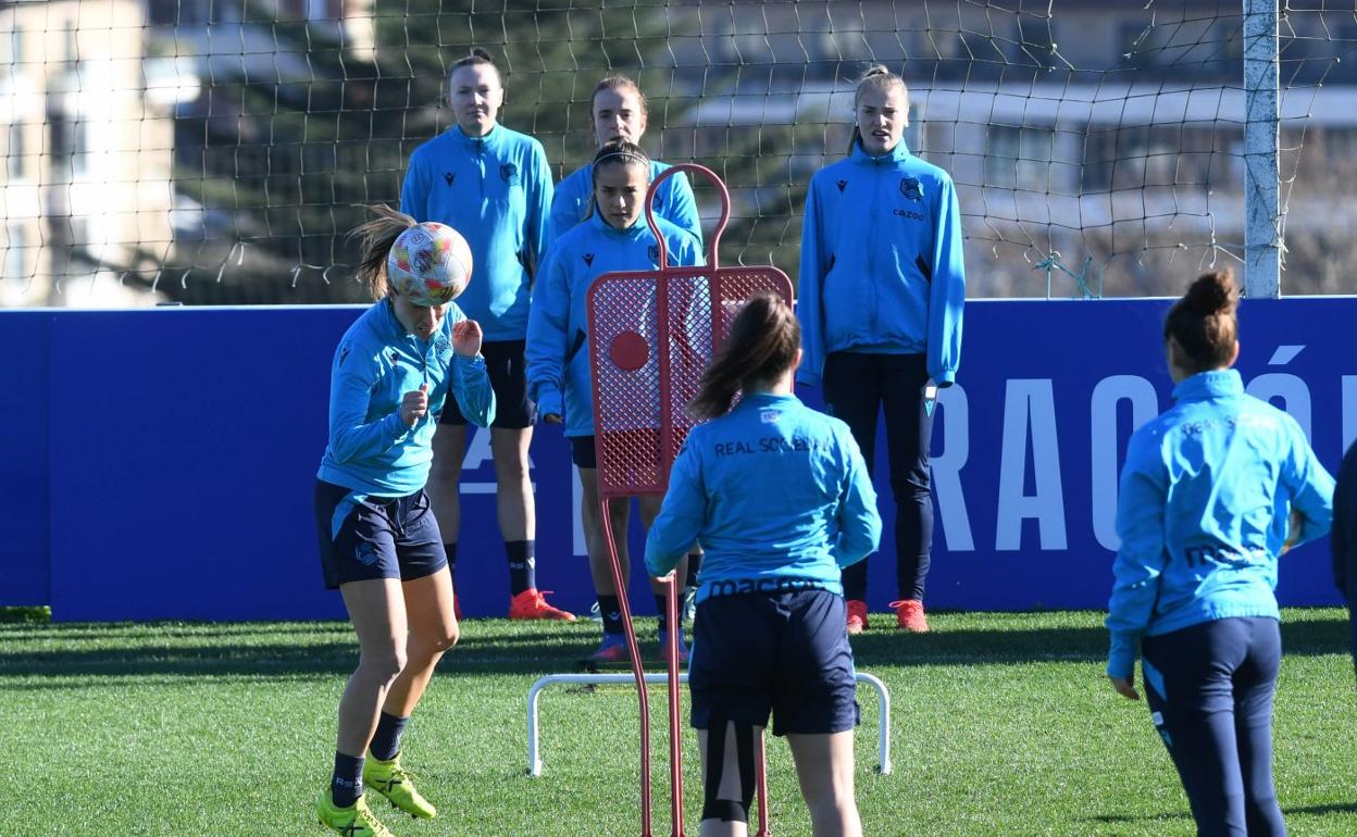 Gemma Gili cabecea el balón con Franssi, Etxezarreta, Izarne y Jensen mirándola por detrás. 