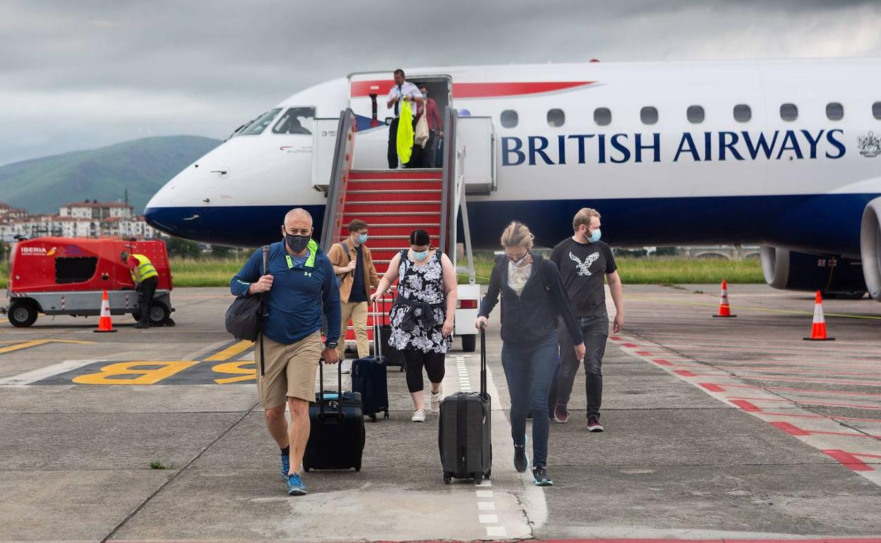 383.584 viajeros han pasado por el aeropuerto de Hondarribia el último año. 