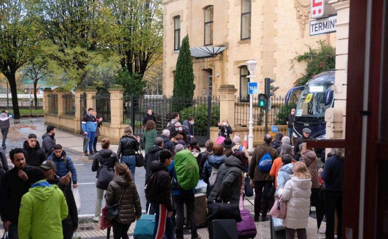 Unas averías y el mal tiempo, causas del caos en el estreno de la estación provisional de Atotxa