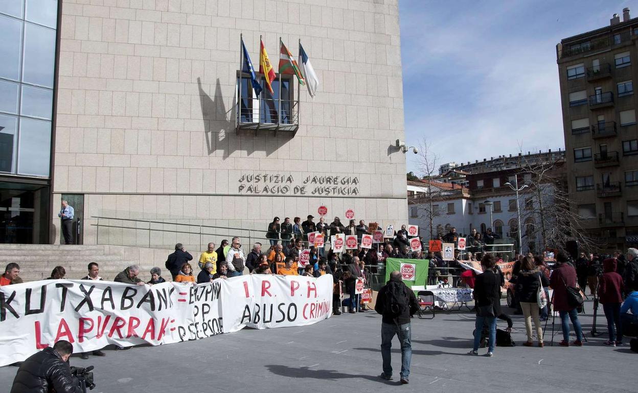Manifestación en 2021 frente al Palacio de Justicia de San Sebastián en protesta contra el índice IRPH. 